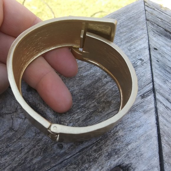Lia Sophia That’s a Wrap Cuff Bracelet Brutalist vibes Hammered gold tone metal - Picture 16 of 16